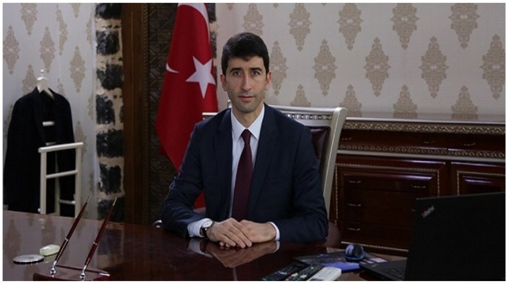SiverekMftlk's tweet photo. إنا لله وإنا إليه راجعون
Biz Allah'a aidiz ve ona döneceğiz.
Siverek İlçe Kaymakamımız Sayın Hasan ONGU kalp krizi sonucu Allah'ın rahmetine kavuşmuştur. Rabbim rahmetiyle muamele etsin cennetiyle mükafatlandırsın.
İlçemizin başı sağolsun.
Ailesine ve sabrı cemil diliyoruz. https://t.co/AGV0veD8P5