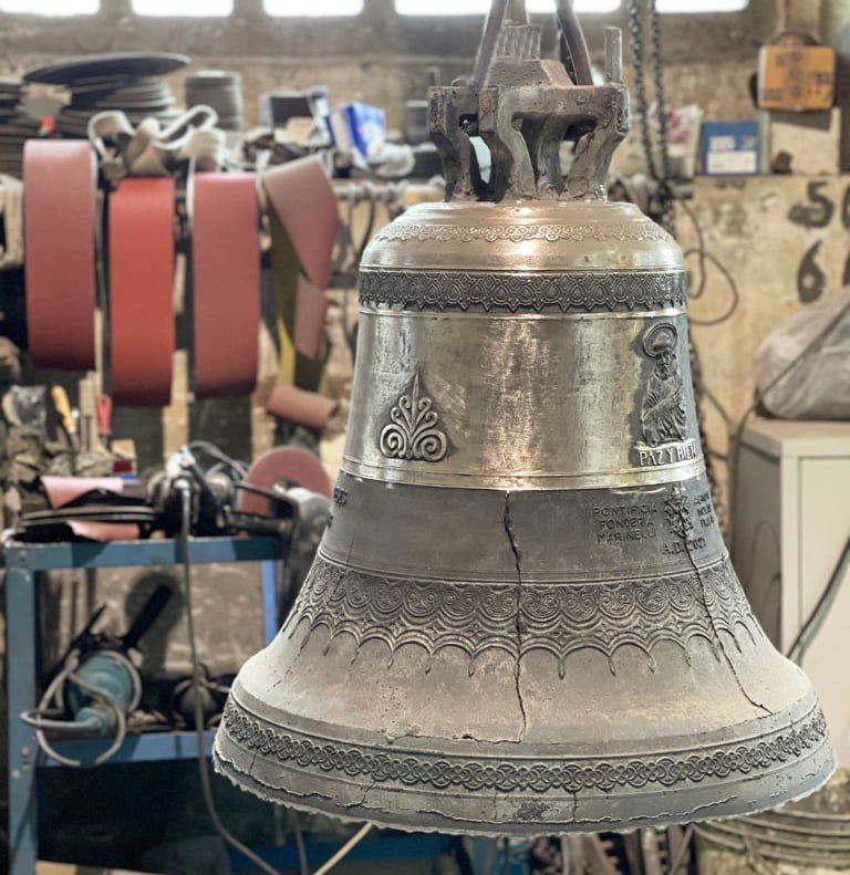 I primi istanti di vita di una #campana, in questo caso ripulita solo per metà dalla terra da cui è stata ricoperta nella fase di #fusione 🔥

Poi verrà il momento del suo “vagito”, il suono che emoziona anima e fa vibrare il corpo ❤️

#pontificiafonderiamarinelli #agnone #arte