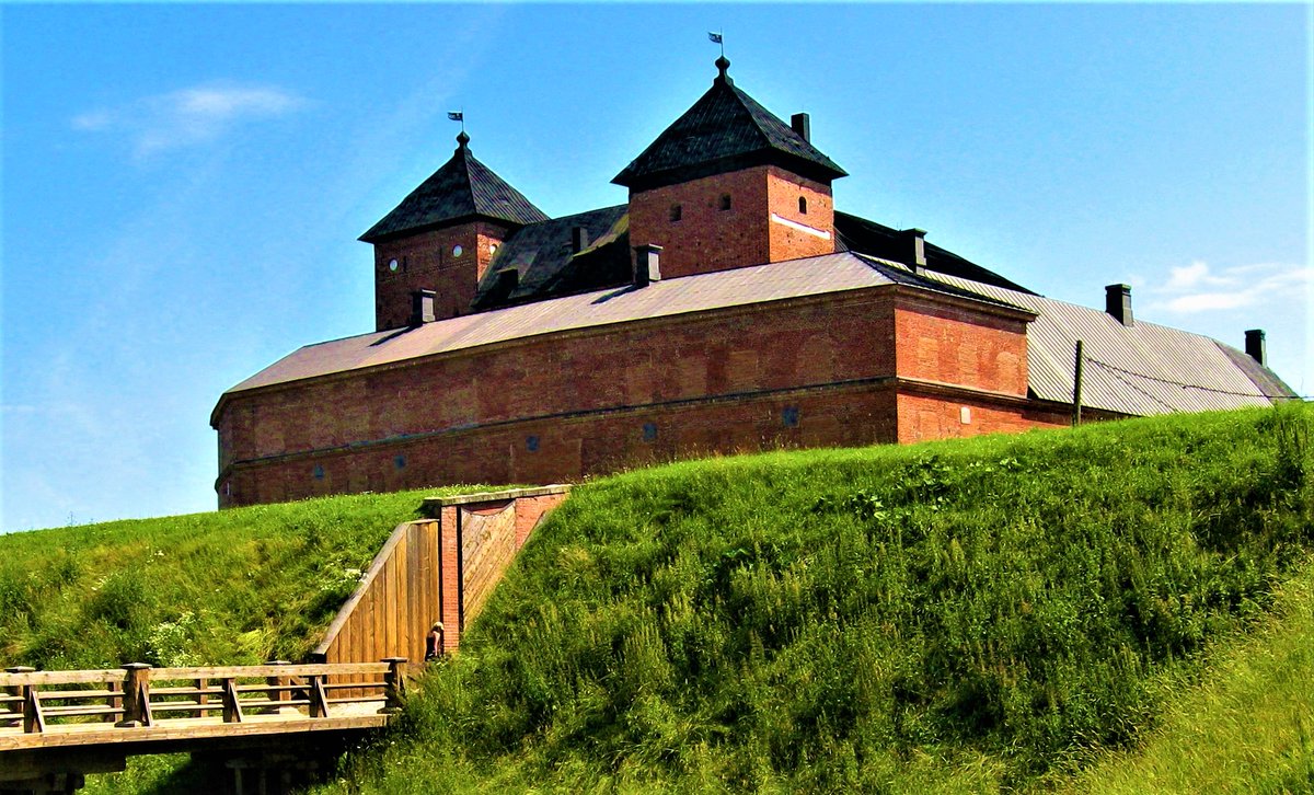 DiscoverFinland's tweet photo. Finland has 3 significant castles which have been largely restored (Turku, Häme, and Olavinlinna), and 4 impressive fortresses which have been restored (Hamina, Lappeenranta, Kärnäkoski Fortress, and Suomenlinna) - which is your favourite? https://t.co/D9fOhG1WtL https://t.co/Zzmueh3qzS