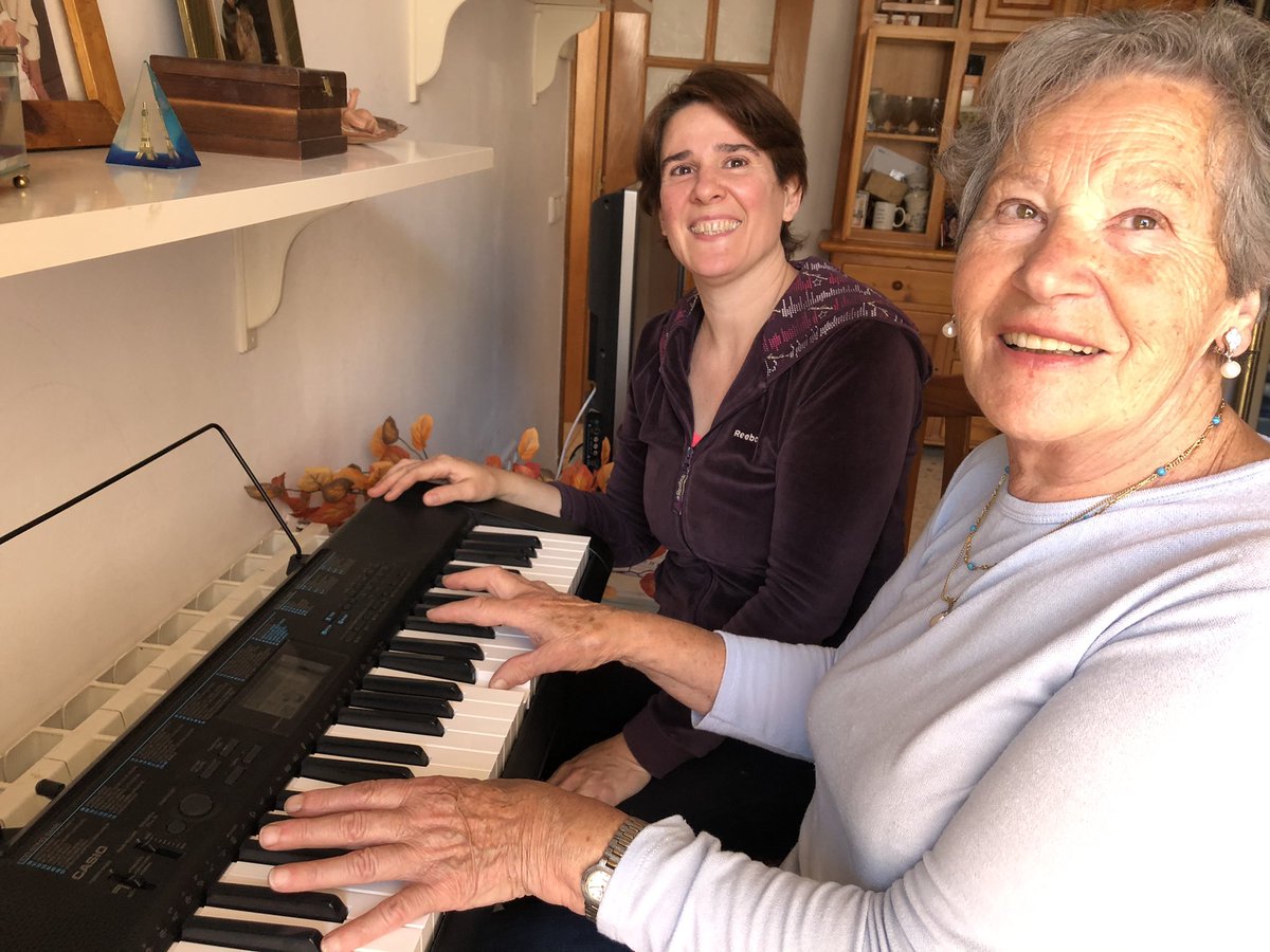 La primera classe de piano als 80 anys. ❤️ Mare, ets la meva font d’inspiració.