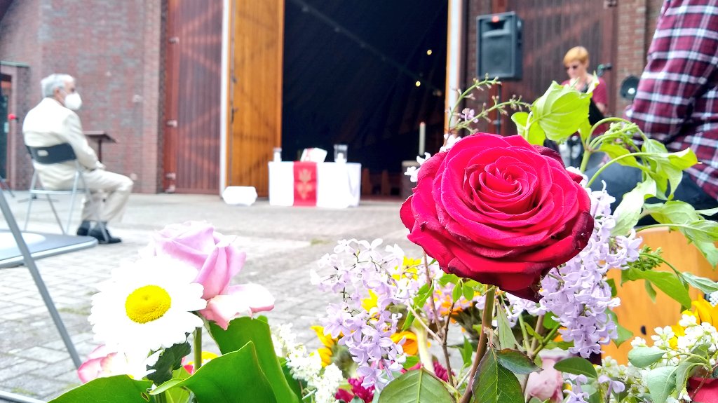 Frohe Pfingsten! 
Ich seh #pfingstrot! 
#PfingstenInBerlin #Pfingsten2021 #Britz #ökumenisch