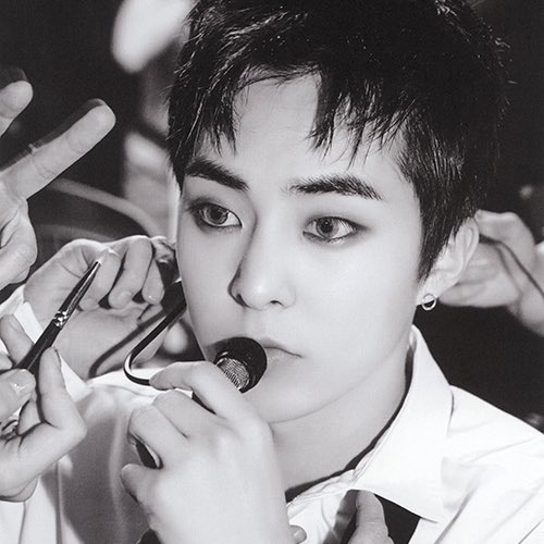 메이크업 받는 시우민 ,,, 현실감 없어,, 투디같아