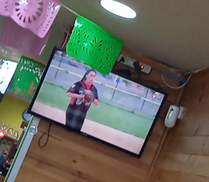 Ayer se vivió el partido en El Super Burrito de Castelldefels 🥑🌮🥗 C/ Església, 25. Menciona el código "PROJECTE" en restaurante o a domicilio y con eso apoyas al club 🙂🥎💪 936 781 552, 633493011, 602827107