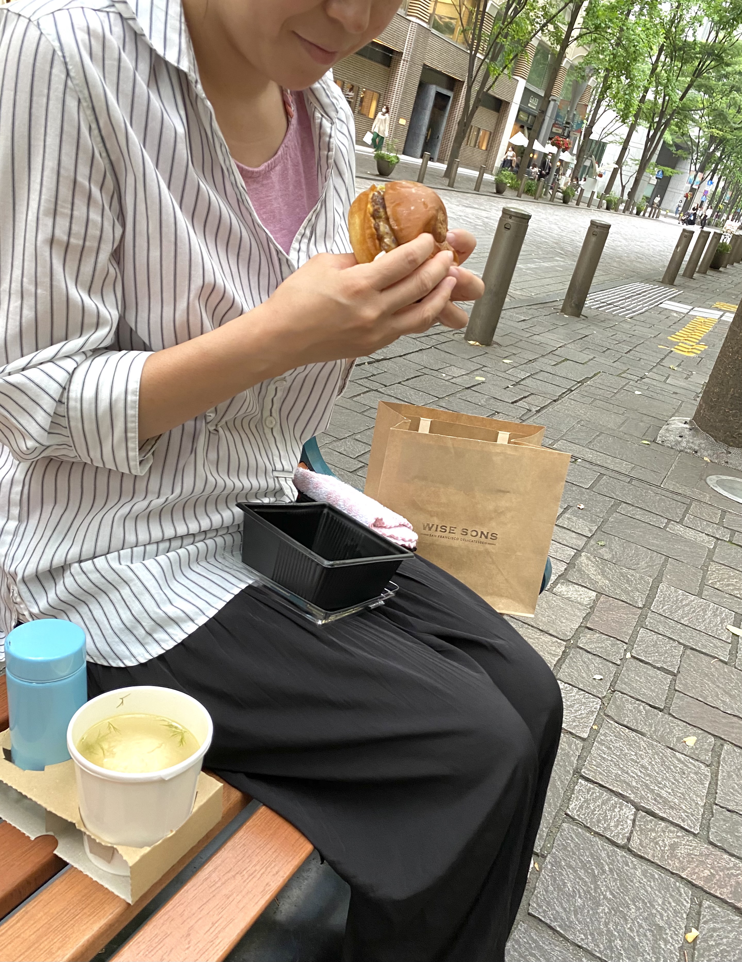 New Port Tokyo 公式 Wise Sons Tokyoのビッグマッハ バーガーを楽しむ昼下がり ボリューミーでお肉の旨味 隠れ人気メニューのマッツォボールスープをお供に フードデリバリー デリバリー Wisesonstokyo ビッグマッハーバーガー マッツォボール