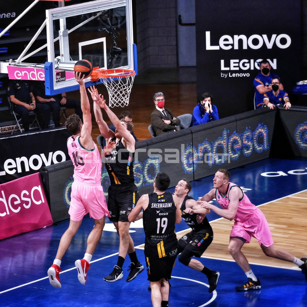 Jacfotografo's tweet photo. La fotogalería del Lenovo Tenerife ante FC Barcelona en Liga Endesa - https://t.co/dugB7BVK9M #LigaEndesa  https://t.co/oqfgGfiGUk https://t.co/63N57a2jaD