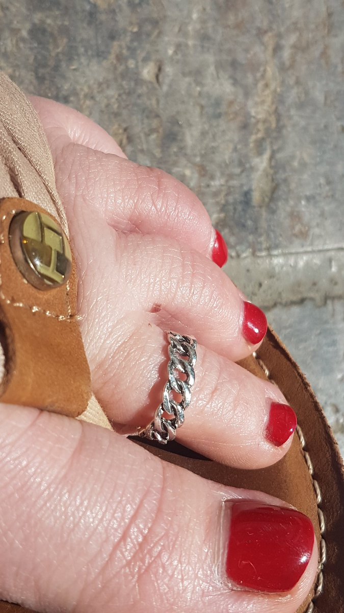 FeetNelli's tweet photo. Red is beautiful ❤

#feet #feetfetich #feetworshi̇p #feetpic #nakedfeet #barefeet #toes #toe #red #FlipFlop #ring #toering #fussbilder #fuß #füße #fußfetisch #rednail https://t.co/LOoayTqEnj