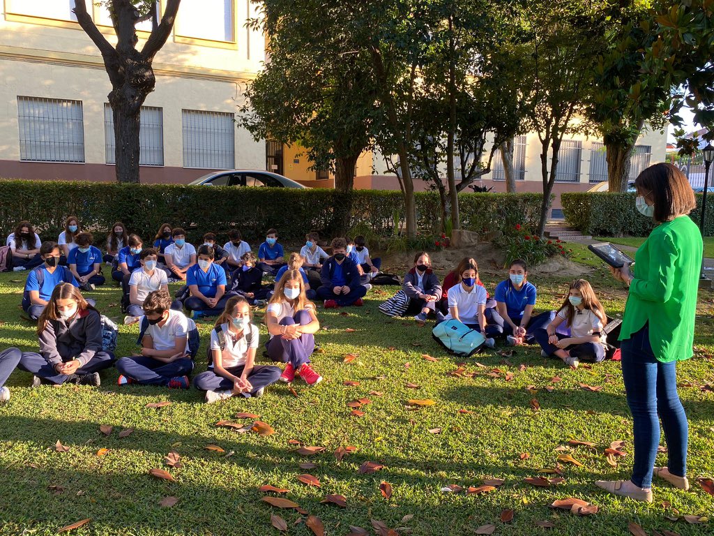 Semana Laudato si’. Los alumnos de 1º de ESO tienen su reflexión de la mañana en los jardines del colegio y en conmemoración del 5º aniversario de la encíclica del papa Francisco. #LaSalleLaudatoSI, #LaudatoSi6 #SemanaLaudatoSi