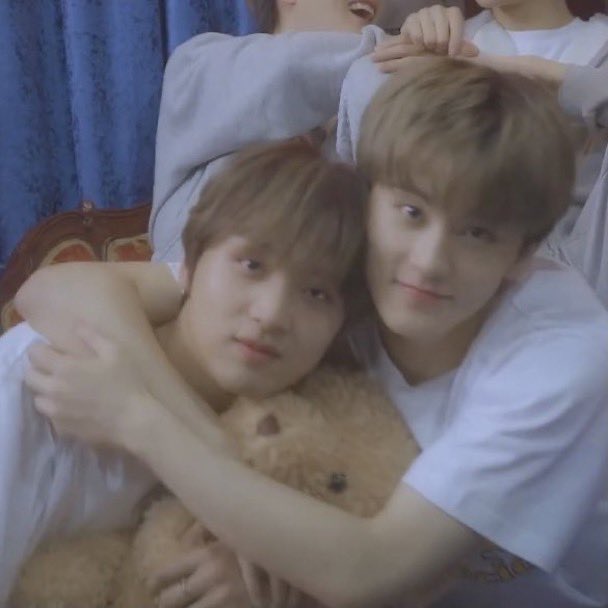 winhaexx_'s tweet photo. ก็ไม่ได้ใกล้เท่าไรแต่ผมมุ้เด้วไปชนแก้ม ไม่ได้กอดแรงเท่าไร แต่หมีตรงกลางหน้าบี้ #markhyuck https://t.co/jmwguo1vnm