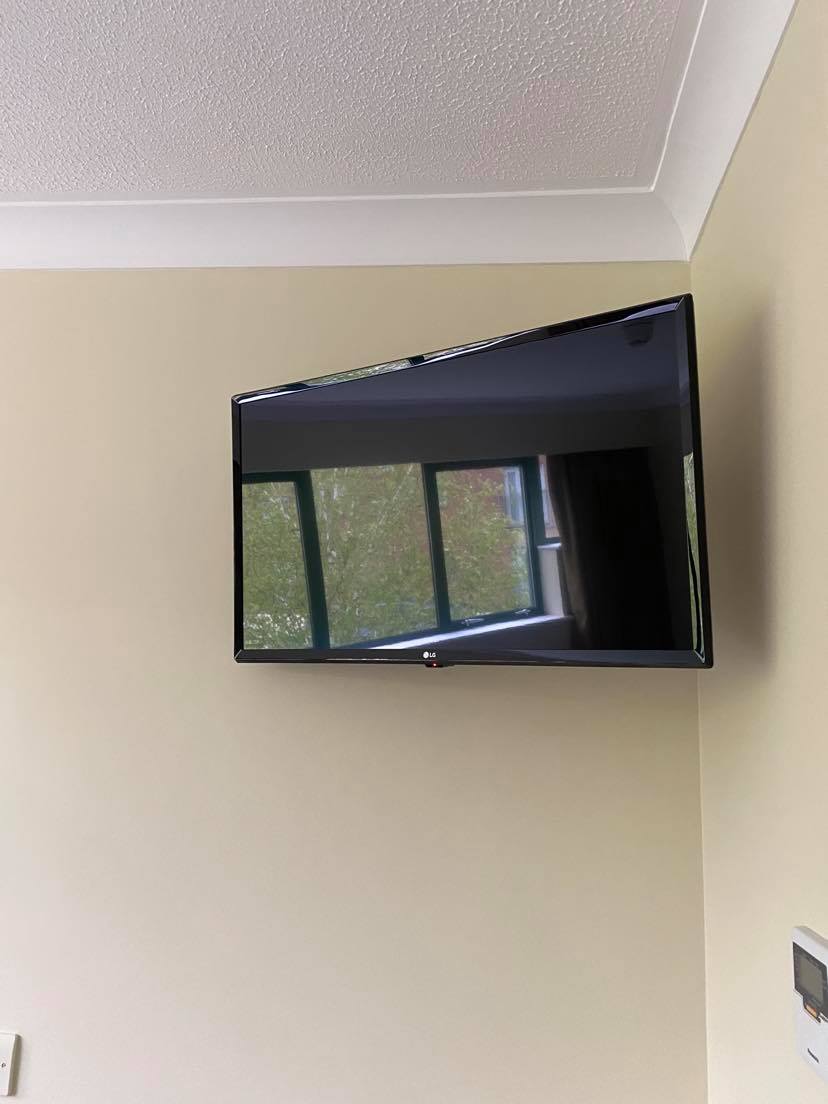 PrincesTV's tweet photo. COMMERCIAL WORK.
Aerial & Satellite engineers Tom & Steve visited a hotel in Daventry, Northamptonshire last week. Following a recent renovation of multiple rooms, the hotel required 16 televisions wall mounting.
#commericalrecpetion #integratedreception #aerial #wallmount https://t.co/joIgKJWLim