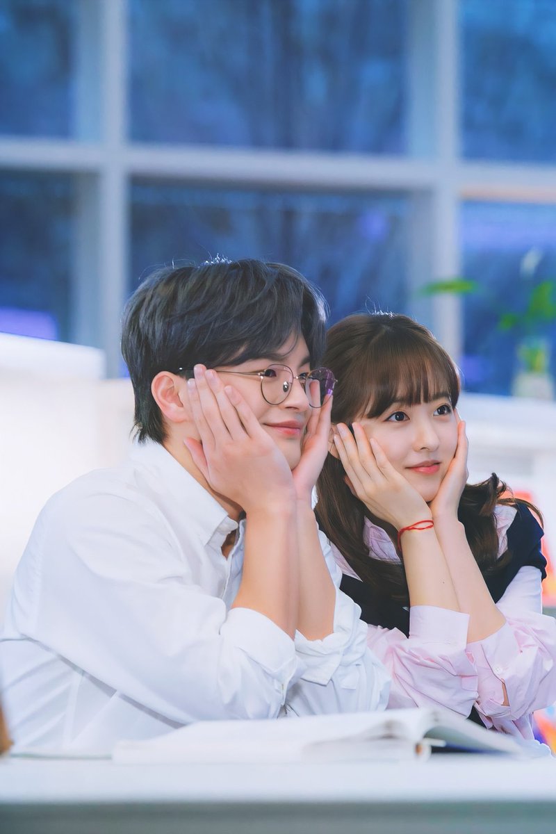 kdramatreats's tweet photo. this pose is really boyoung and inguk thing 🙈💗 https://t.co/1nMBMQQFSi