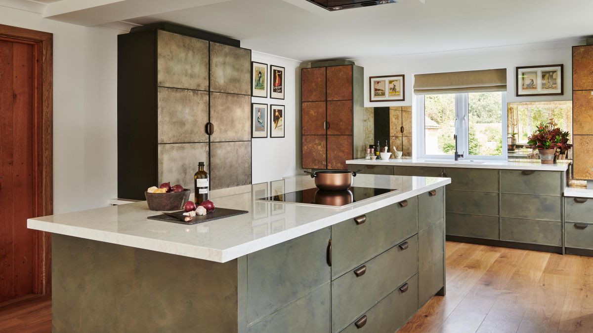 homesandgardens's tweet photo. 5 metallic kitchen design tricks we've learnt from this family space https://t.co/TGZx3Fenvi https://t.co/OeMLmkS2cW