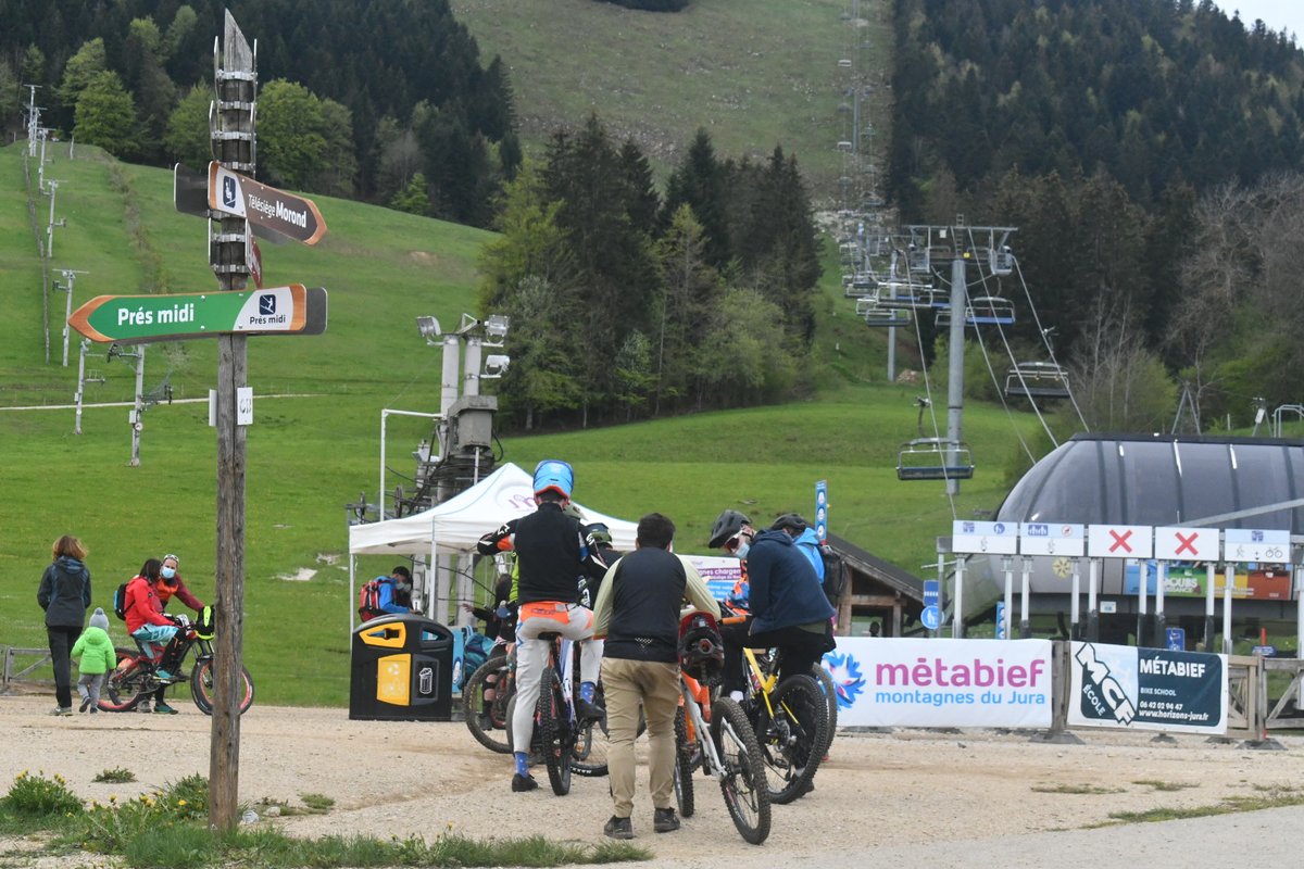 La nouvelle saison commence fort à Métabief. Vététistes et randonneurs sont au rendez-vous