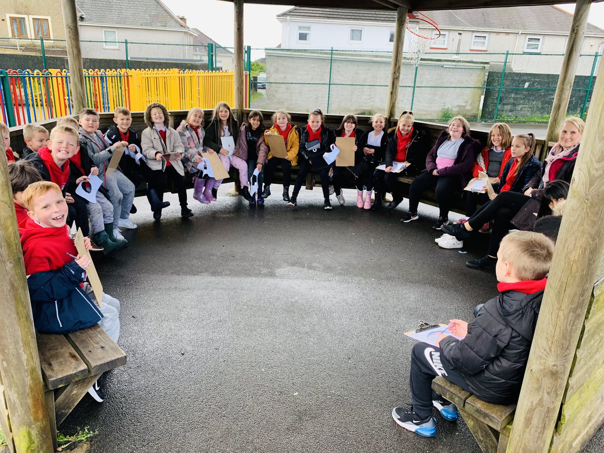 BubsyTownhill's tweet photo. Year 3 are loving our outdoor exploration of natural &amp; human made materials. #outdoorlearning #thcoutdoor #thcyear3 #thcscience https://t.co/LDyHfhOt5H