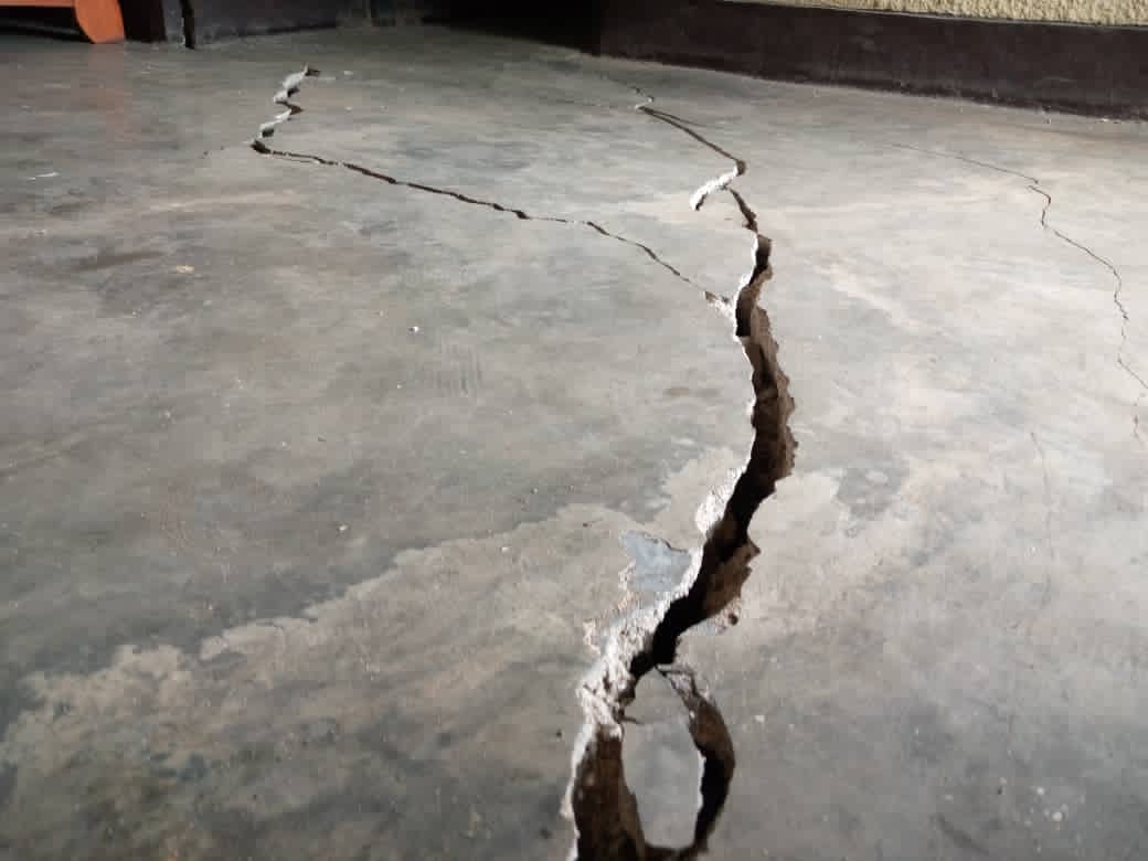 HonoreMvula1's tweet photo. Les effets des tremblements de terre à Goma déjà visibles dans certaines maisons.
#GomaFleva https://t.co/nfMKzkVoXU