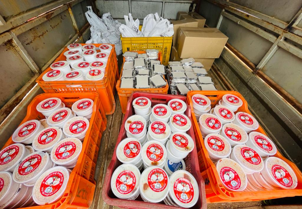 GunukulaKishore's tweet image. గత 10వ రోజులుగా  #janaseva 
మిత్రుల సౌజన్యంతో ప్రభుత్వ ఆసుపత్రి వద్ద పేదలకు,హోమ్ ఐసోలేషన్ కోవిడ్ భాదితులకు ఇంటికి #3000plus ఆహారం 
@JanaSenaParty @PawanKalyan
@JSPManuKranth గారి పిలుపుతో
ఈ కార్యక్రమం జరిగింది @k_gunukula
#PawanKalyan #KishoreGunukula