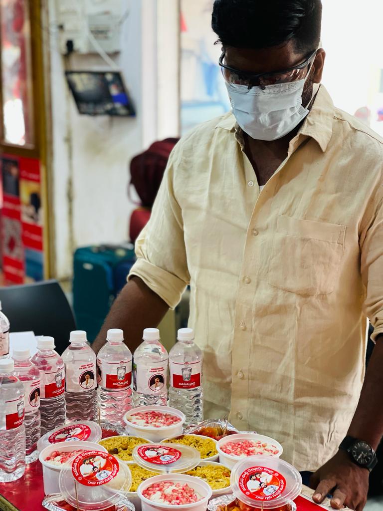 GunukulaKishore's tweet image. గత 10వ రోజులుగా  #janaseva 
మిత్రుల సౌజన్యంతో ప్రభుత్వ ఆసుపత్రి వద్ద పేదలకు,హోమ్ ఐసోలేషన్ కోవిడ్ భాదితులకు ఇంటికి #3000plus ఆహారం 
@JanaSenaParty @PawanKalyan
@JSPManuKranth గారి పిలుపుతో
ఈ కార్యక్రమం జరిగింది @k_gunukula
#PawanKalyan #KishoreGunukula