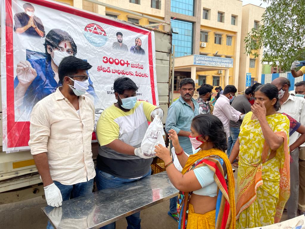 GunukulaKishore's tweet image. గత 10వ రోజులుగా  #janaseva 
మిత్రుల సౌజన్యంతో ప్రభుత్వ ఆసుపత్రి వద్ద పేదలకు,హోమ్ ఐసోలేషన్ కోవిడ్ భాదితులకు ఇంటికి #3000plus ఆహారం 
@JanaSenaParty @PawanKalyan
@JSPManuKranth గారి పిలుపుతో
ఈ కార్యక్రమం జరిగింది @k_gunukula
#PawanKalyan #KishoreGunukula