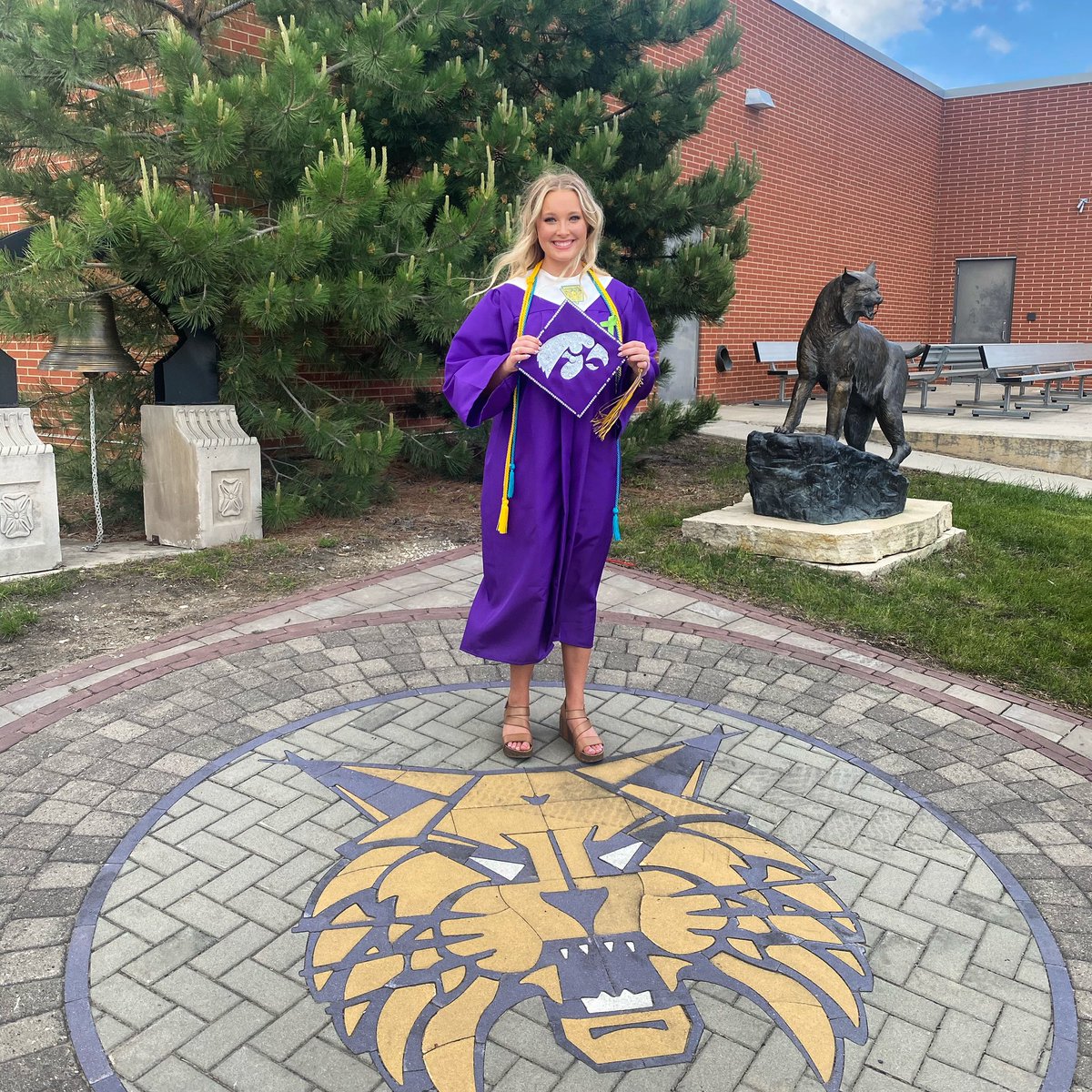 Big_A32_Trojan's tweet photo. @RoxanneRaeAnd are so proud of @faithryan32 on her graduation day! https://t.co/qCsZv3Wwmz