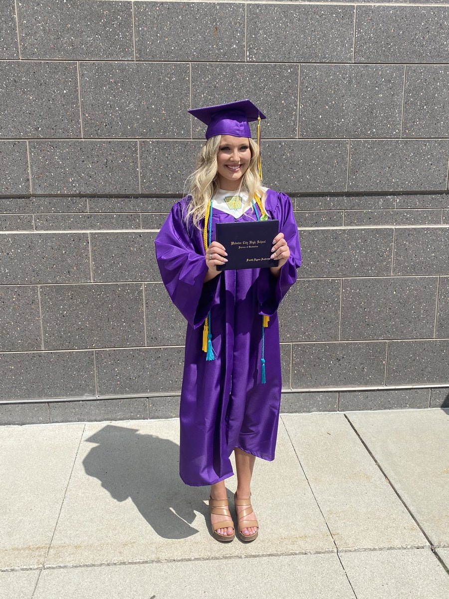 Big_A32_Trojan's tweet photo. @RoxanneRaeAnd are so proud of @faithryan32 on her graduation day! https://t.co/qCsZv3Wwmz