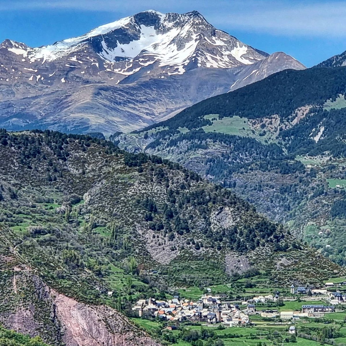 ricardrigall's tweet photo. Chistén (Gistaín, en castellà), amb el Bachimala de fons. #bachimala #chistén #gistaín #plan #baldechistau #valledechistau #sobrarbe #bicicleta #btt #mtb #primavera2021 https://t.co/nP3aaT3qoV
