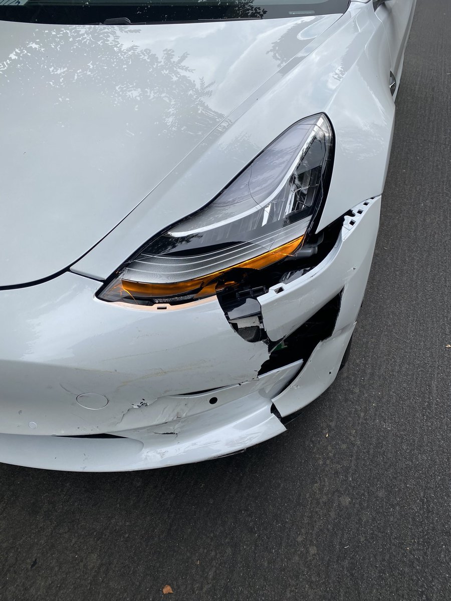 WhamBaamX's tweet photo. Can you guess how much this cost to fix? Submitter was hit by a BMW at a traffic light, who then fled the scene. Answer posted in 6 hours. https://t.co/qWxIzjrwN0