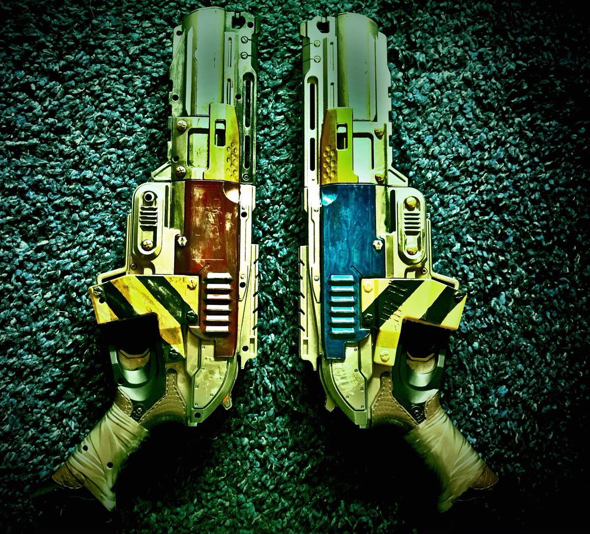 🌃 Camilles Kniften 🌇

 Read more:
instagram.com/p/CPQF6aJndms/…

🛠️ Die Waffen wurden von dem Spieler von Camille @/von_krahenberg [Insta] modifiziert und coloriert.

📸 Fotos by @/sherrybun_ [Insta]

#VendigoRaven #CyberpunkVendigoRaven #cyberpunk #cyberpunk2077 #CyberpunkLARP #Larp