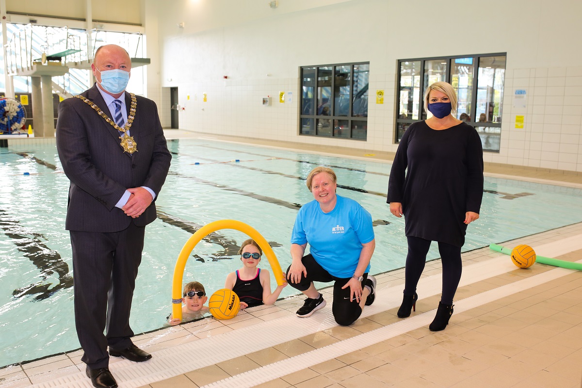 Better_NI's tweet photo. We estimate there were over 1️⃣5️⃣8️⃣,0️⃣0️⃣0️⃣ missed opportunities to learn to swim during lockdown.
Lord Mayor@frankmccoubrey dropped into Lisnasharragh to support the return of lessons across the city from today   #BackToBetter #LoveSwimming
@belfastcc  @jacqui_pope https://t.co/rkHJ0cSM0A