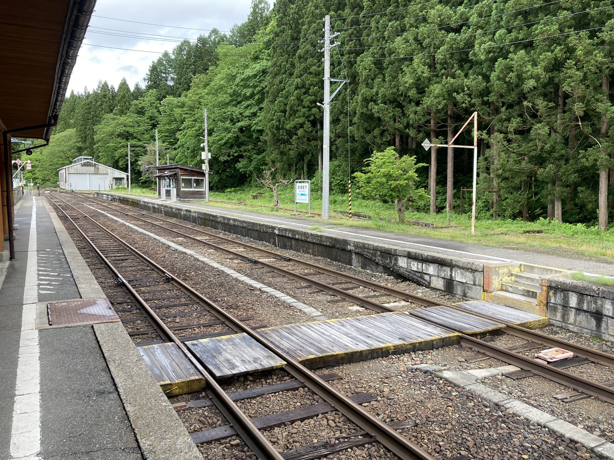 東水快速 プラレールの いなかのえき でなんでホームの真ん中に階段があるのか不思議だった人も多いんじゃ無いかと思う 会津宮下に残ってたけど かつては構内通路がこうやってホーム中央にある駅も多かったんだよね 使わない時は蓋してホームとして