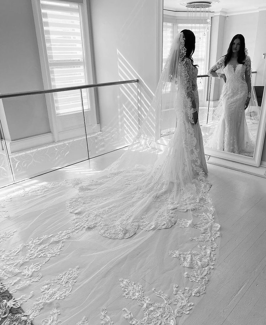 EngagedIreland's tweet image. Wedding dress &amp;amp; veil inspiration Mondays! ✨💕

Check out this beautiful dress and veil combo available at Lauren Elizabeth Bridal.