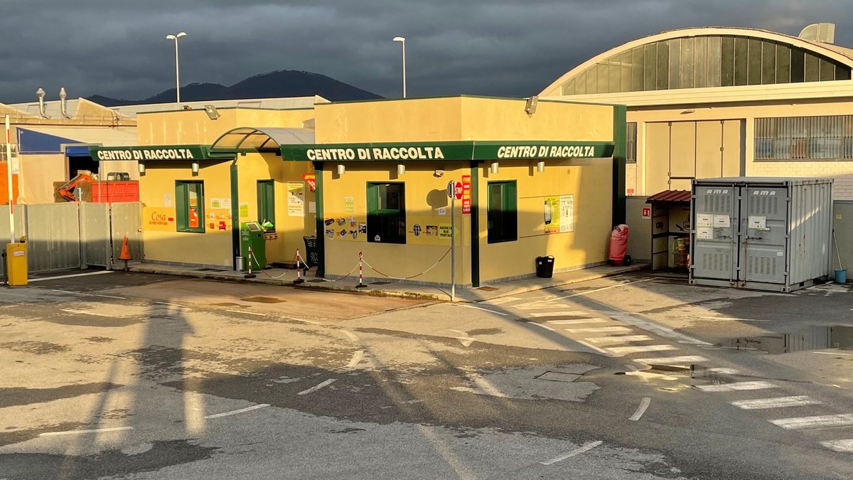 AliaServizi's tweet image. Dove conferire gli oli esausti piuttosto che batterie, grandi e piccoli elettrodomestici (#RAEE), lampade e neon, pneumatici fuori uso..ma anche abiti non più utilizzabili, visto il cambio di stagione? E' semplice, agli #Ecocentri di @AliaServizi