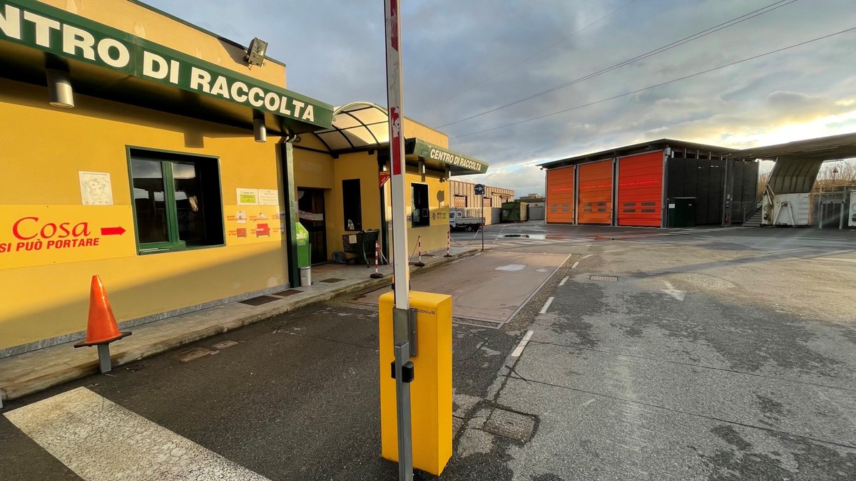 AliaServizi's tweet image. Dove conferire gli oli esausti piuttosto che batterie, grandi e piccoli elettrodomestici (#RAEE), lampade e neon, pneumatici fuori uso..ma anche abiti non più utilizzabili, visto il cambio di stagione? E' semplice, agli #Ecocentri di @AliaServizi