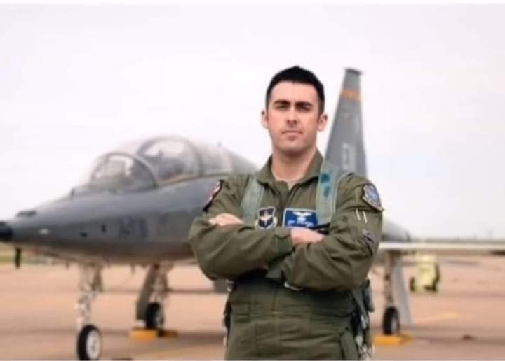 Федор ченцов пилот. Пилот самолета негр. What do you want to be презентация. F-15 pilot. He is pilot.