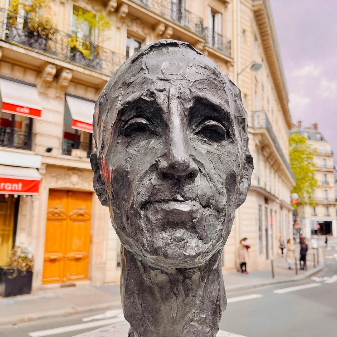 On avait eu la chance de le recevoir, maintenant il sera là dans notre quotidien avec son regard bienveillant .
Le grand Charles Aznavour siège dorénavant au carrefour de L’odeon
Respect ✊ #aznavour #odeon #camdeborde