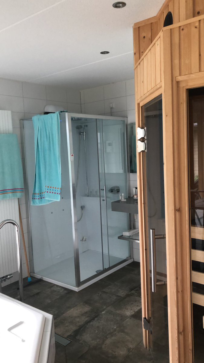 jwint80's tweet photo. Toch lekker 4 dagen regen tijdens jaarlijks weekendje weg. Gelukkig genoeg faciliteiten in het huisje om toch te vermaken. #wellness #huisje #marveld #weekendjeweg https://t.co/C1jT9A41KV