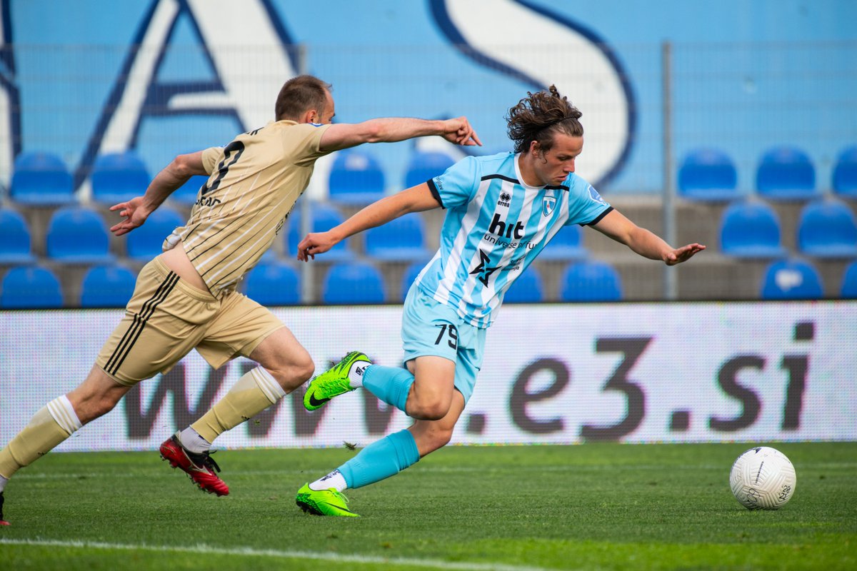 Dvojna reprezentančna akcija za Tjaša Begića! 🇸🇮

Tjaš se je znašel tako na seznamu Milenka Ačimovića (U21) kot tudi Boštjana Cesarja (U18). 👏

Izbrano vrsto U21 čaka prijateljska tekma s Severno Makedonijo, selekcija U18 pa se bo pomerila s Savdsko Arabijo in Hrvaško. ⚽️