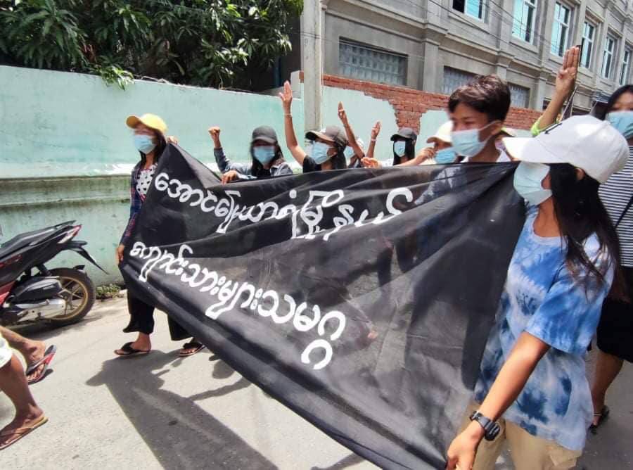 AyeAyesann's tweet photo. Residents from Aung Myay Tharzan, Mandalay staged a strike against dictatorship until democracy is achieved. #WhatsHappeningInMyanmar  #May24Coup #HelpKayah https://t.co/JVONU6GRsy