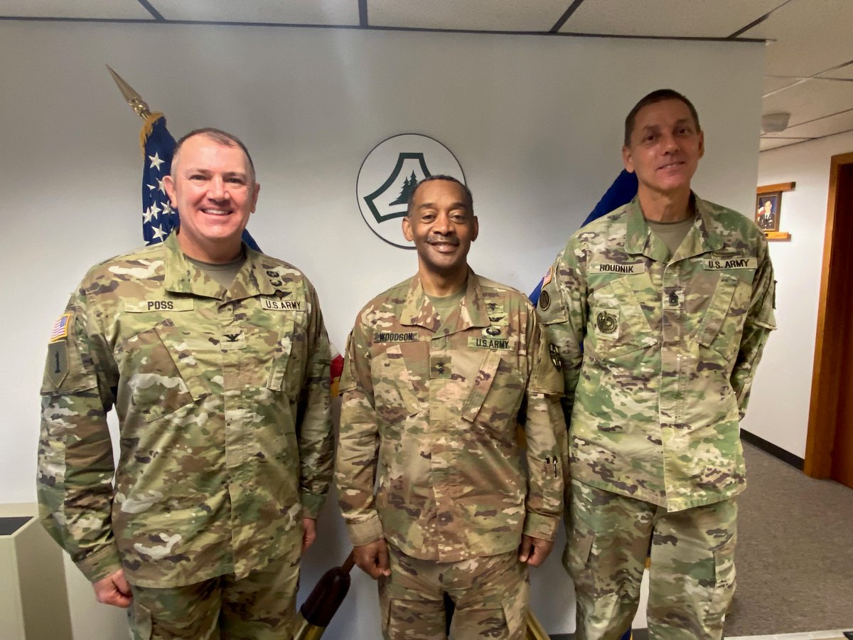 USAGMcCoy's tweet photo. @USAGMcCoy commander Col. Michael Poss welcomed Maj. Gen. Jonathan Woodson, commander of @ARMEDCOM1 and Command Sgt. Maj. Robert Boudnik to headquarters on Friday.  They were at Fort McCoy for the #EFMB graduation on Saturday. 

#warriormedics
#totalforcetrainingcenter https://t.co/4vxj10IhOA