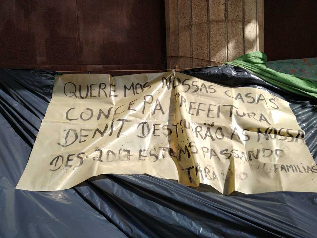 Bienal da UNE -  PORTO ALEGRE
⠀
Estudantes pela UNE estiveram nesse fim de semana entregando mais de 300 kits com máscaras de pano, pff2 e álcool em gel no Centro de Porto Alegre e também para as 35 famílias que estão alojadas ao lado da Prefeitura de Porto Alegre.  #VacinaJá