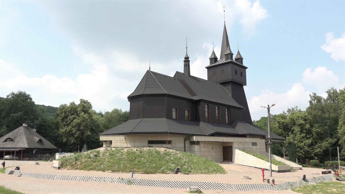 GeeNewSunlight's tweet photo. Looking for architectural inspiration?
This is Church at Krakow, Poland built with Wood Shake Roof Tiles.

Try New Sunlight's &amp; have it in your preferred color scheme. We have multi-toned roof tiles too!🏘

Talk to us!🛒
📧 foshannewsunlight@gmail.com
#steelroofs #metalrooftiles https://t.co/wBZpJvFmuq