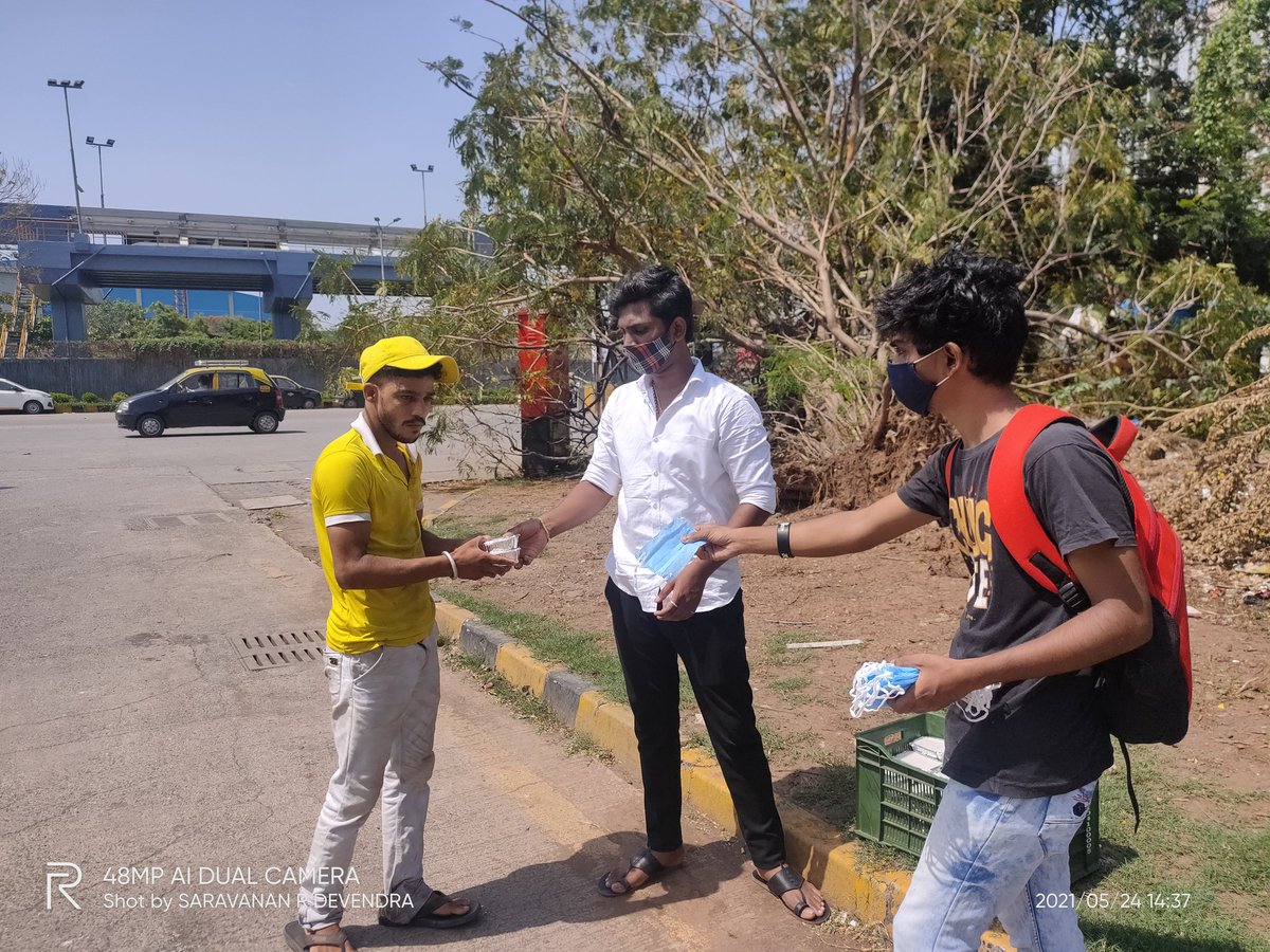 SaravananBJYM's tweet photo. #Day4 Under the leadership of Shri. @GaneshYadavINC bhai Senior Vice-president of @INCMumbai  Today We Distributed 300 Cooked Food Packets and 200 Mask in Wadala RTO Mumbai to the needy people. https://t.co/aREwSFwaoT