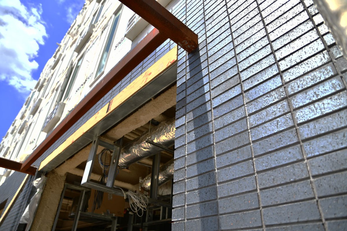 KarenHessel2's tweet photo. Six-story, 60-unit multi-family residential building - studios, 1-bed, and some 2-bed apts. parking garage on the ground level along with retail space. @DobanArch @TheHuguenotNRNY @frankchechile iridescent dark brick exterior on 1st flr @IdeallyNRNY https://t.co/WQnrHHWZDM