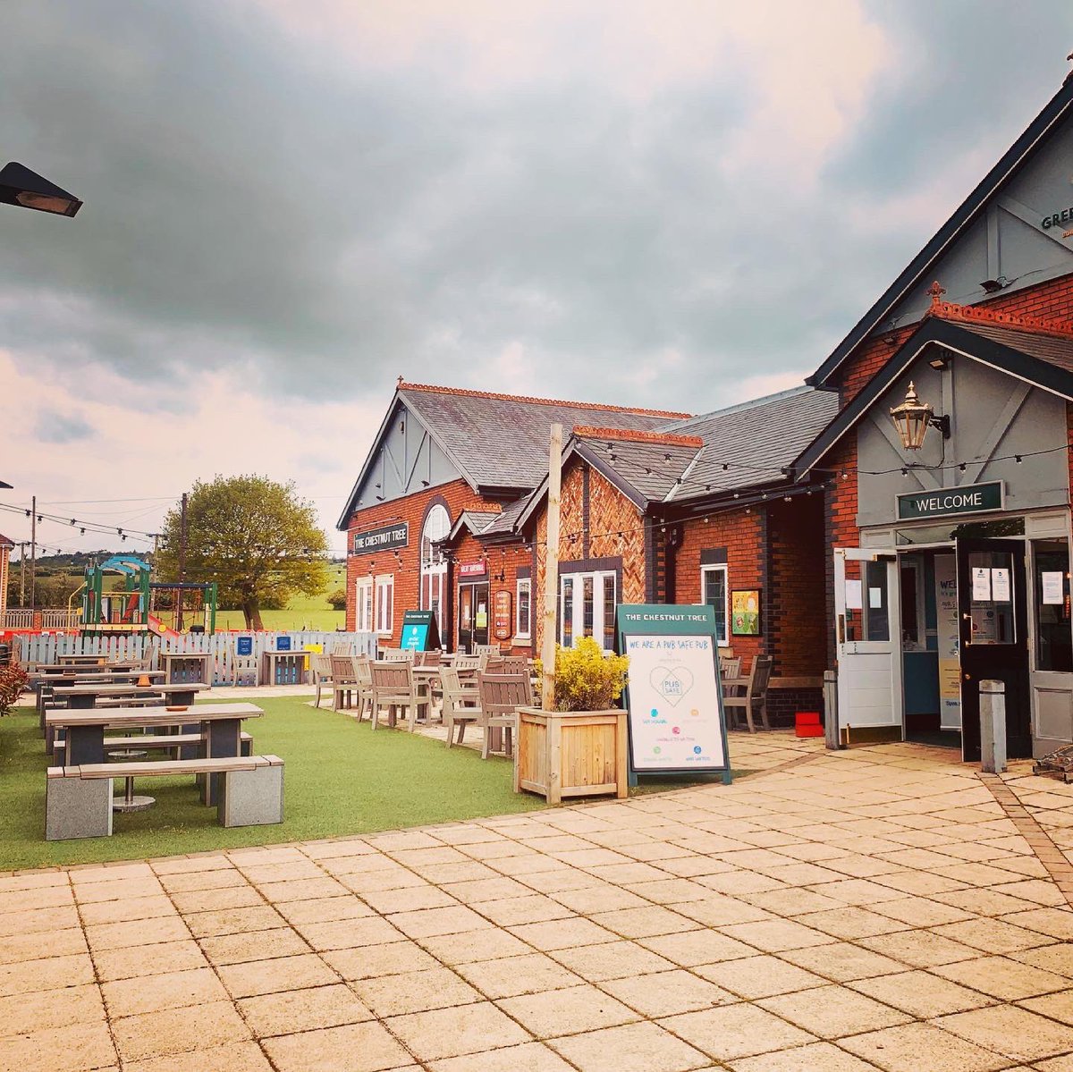 ChestnutTreehh's tweet photo. A big thank you to everyone who’s come down to see us on our first week back up and running! It’s been great to have you all back 🎉 #greeneking #chestnuttree #barnsley #wackywarehouse #pub #pubisback #hungryhorse #pubsafe #familypub #welcomeback https://t.co/PJhWAymjXI