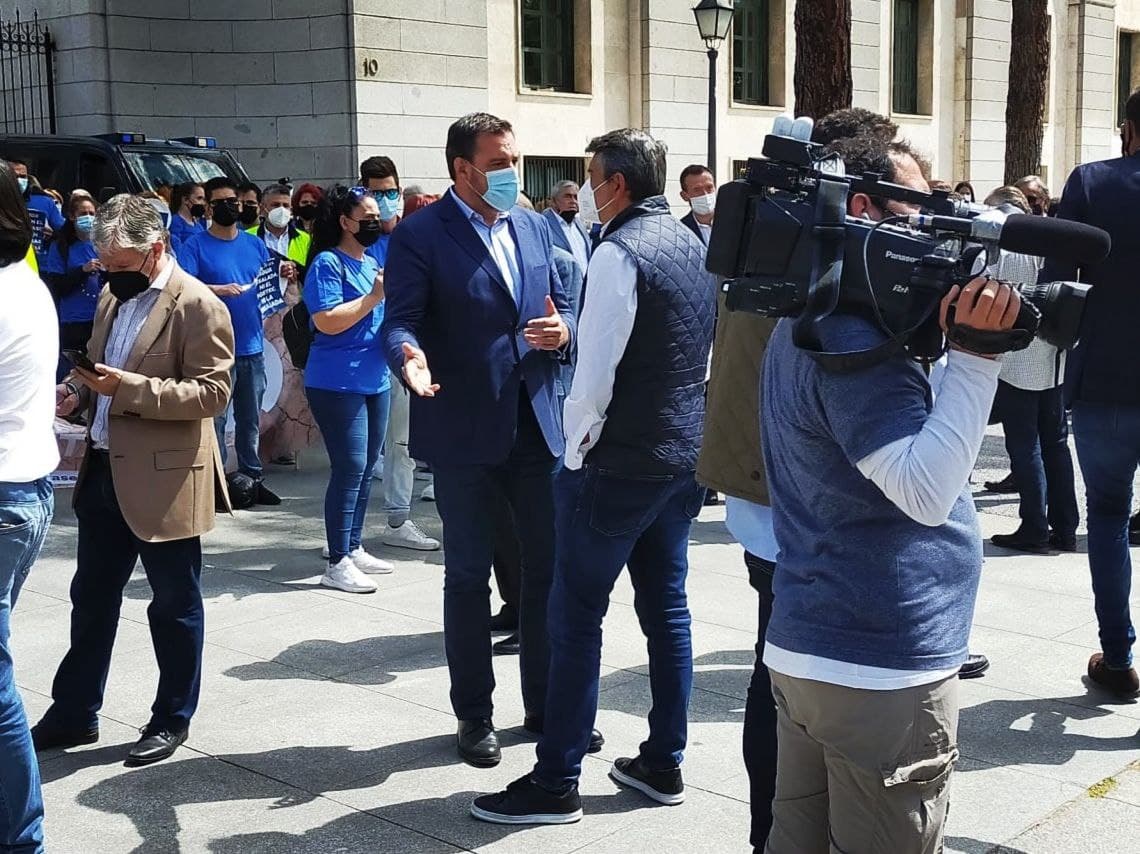 CsCValenciana's tweet photo. 🍊 @JILopezBas, diputado de @CsCongreso por Alicante, se suma a la concentración contra los recortes del trasvase Tajo-Segura.

👉 En 40 años el trasvase solo ha generado riqueza y empleo.

💧 Urge un Plan Hidrográfico Nacional para no volver a la guerra del agua cada vez. https://t.co/APTdm2PZGa