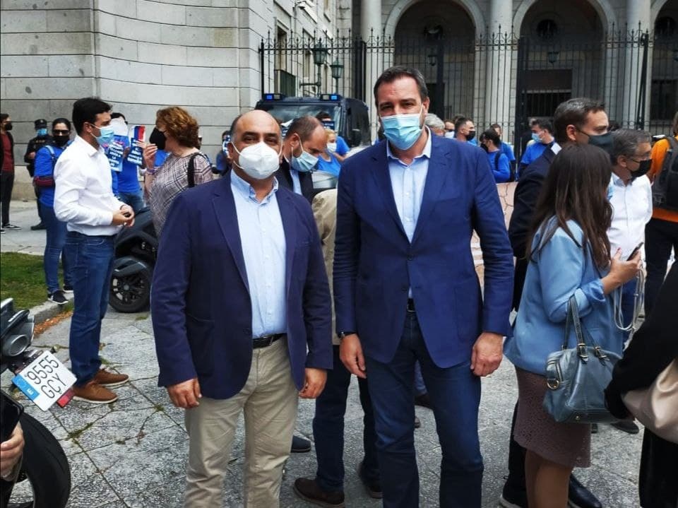 CsCValenciana's tweet photo. 🍊 @JILopezBas, diputado de @CsCongreso por Alicante, se suma a la concentración contra los recortes del trasvase Tajo-Segura.

👉 En 40 años el trasvase solo ha generado riqueza y empleo.

💧 Urge un Plan Hidrográfico Nacional para no volver a la guerra del agua cada vez. https://t.co/APTdm2PZGa