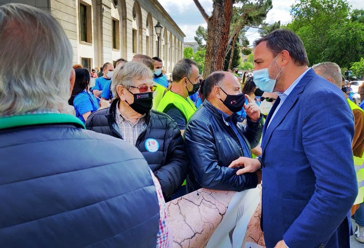 CsCValenciana's tweet photo. 🍊 @JILopezBas, diputado de @CsCongreso por Alicante, se suma a la concentración contra los recortes del trasvase Tajo-Segura.

👉 En 40 años el trasvase solo ha generado riqueza y empleo.

💧 Urge un Plan Hidrográfico Nacional para no volver a la guerra del agua cada vez. https://t.co/APTdm2PZGa