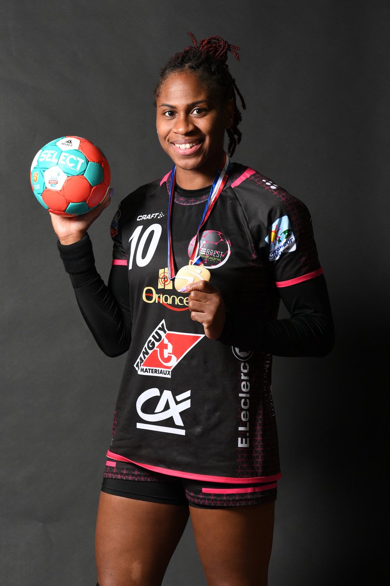 LFH_Officiel's tweet photo. 🙌 à peine arrivé, déjà adopté 👌
#SelectHandball 2021-22
📸 @Exuleo - @Antoine_Breard
#LePlusChaudDesSupporters
#LigueButagazEnergie https://t.co/6O5mwb3pr9