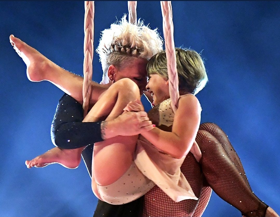missamyleigh's tweet photo. The love between a parent and child is the greatest bond you will ever know! This picture captures it perfectly. I've grown with @Pink and seen her evolve, I couldn't be prouder of her! It's been 1 hell of a ride. #IconPINK here's 2 the next 20 yrs 😉 #27gigs #Met3Times #ledgend https://t.co/OzU51nsIeG