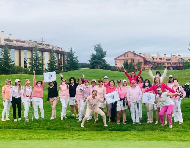 CasaGutier's tweet photo. 🚩🏆 Ayer @CasaGutier estuvo presente en el 15 #Torneo de #Damas en @golflayos (Toledo).

🏌🏼‍♀️🎀 Un placer acudir y colaborar con #APACAMA en la promoción del deporte y la lucha contra el #cáncer de #mama.

🥰 ¡Gracias a todas! 🥰 https://t.co/Jc2wgqCOpF