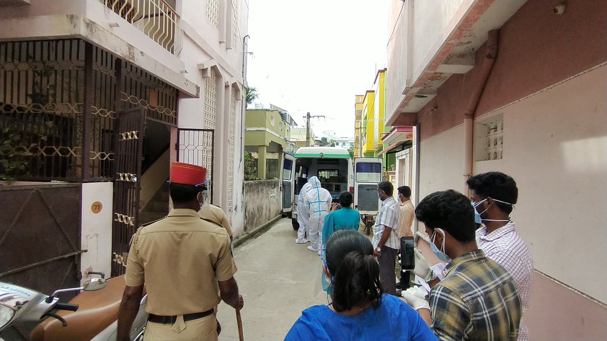 sfipuducherry's tweet photo. SFI Puducherry President S Jayaprakash and Secretary Vinnarasan in helping out #Covid19 patients. When the Doctors need in help of Shifting the patient from 2nd floor immediately our Comrades reached within 20 mts and shift him to the IGMC&amp;RI  Puducherry. #SFIPuducherry @SFI_CEC https://t.co/xtreS7SkBe