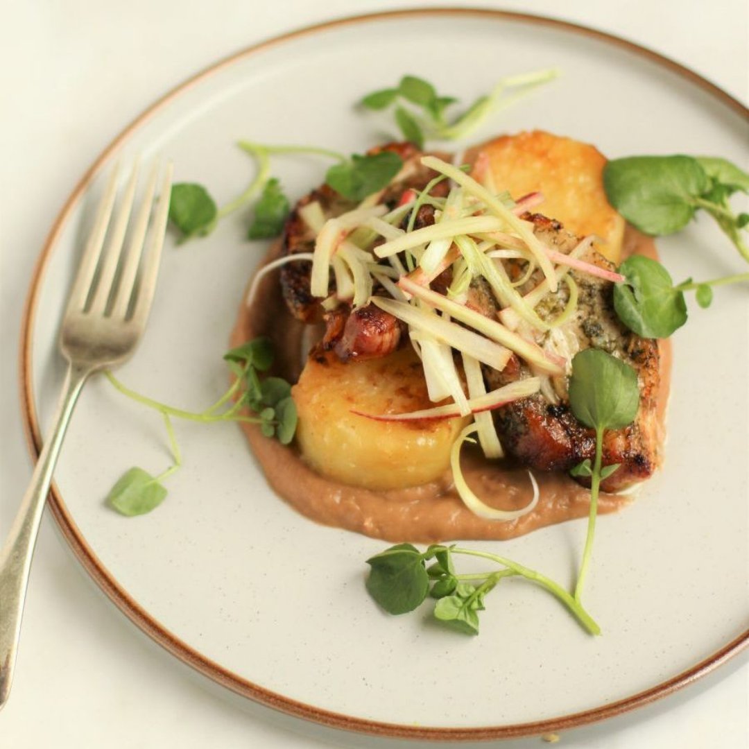 Fancy joining @cerijoneschef for a fun, interactive online group cooking class and learning how to cook up a delicious and beautifully presented seasonal feast?  To find out more and to book 👉🏼 buff.ly/3nYN3G6 

#cookingclass #seasonalfood